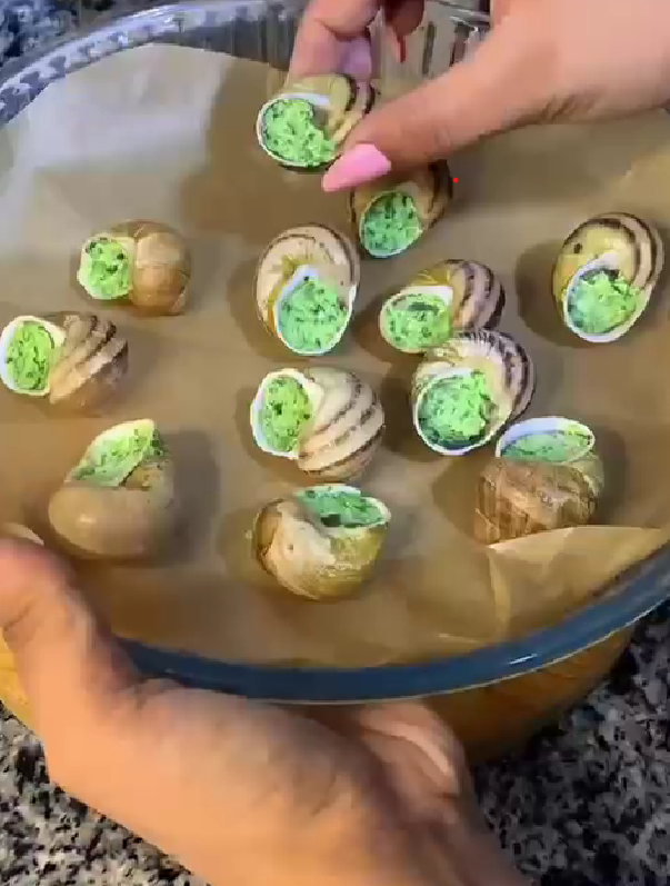 Escargots Farcis à la Bourguignonne (12 Pièces) 